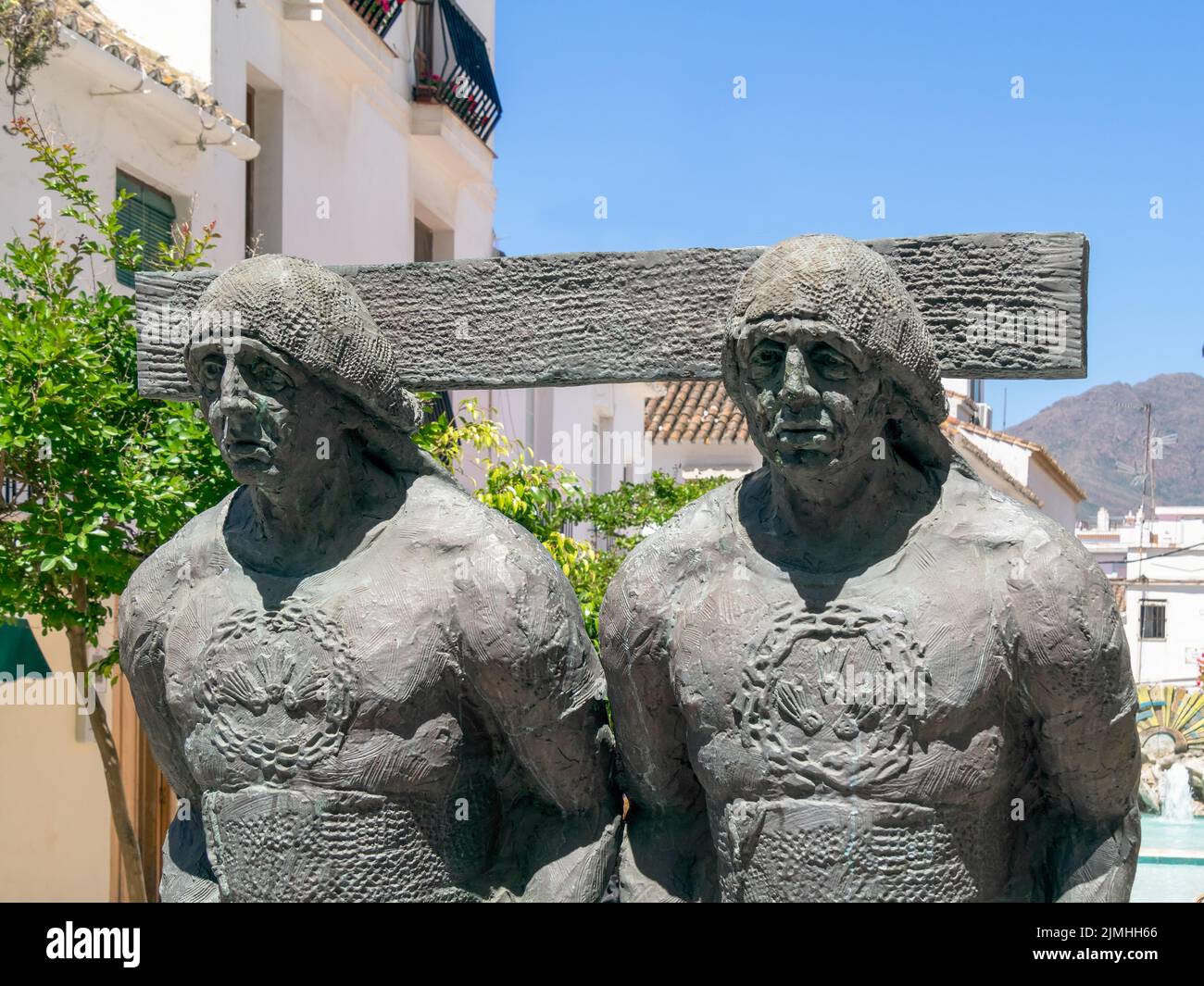 ESTEPONA, ANDALUSIA/SPAGNA - 5 MAGGIO : scultura di due uomini a Estepona Spagna il 5 maggio 2014 Foto Stock