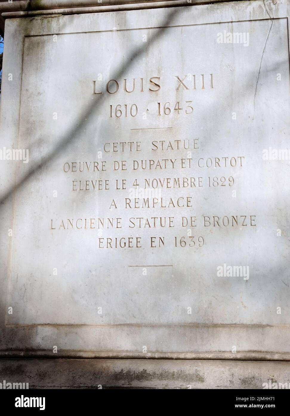 LA STATUE DE LOUIS XIII, 1610-1643, PLACE DES VOSGES, PARIGI, FRANCIA Foto Stock