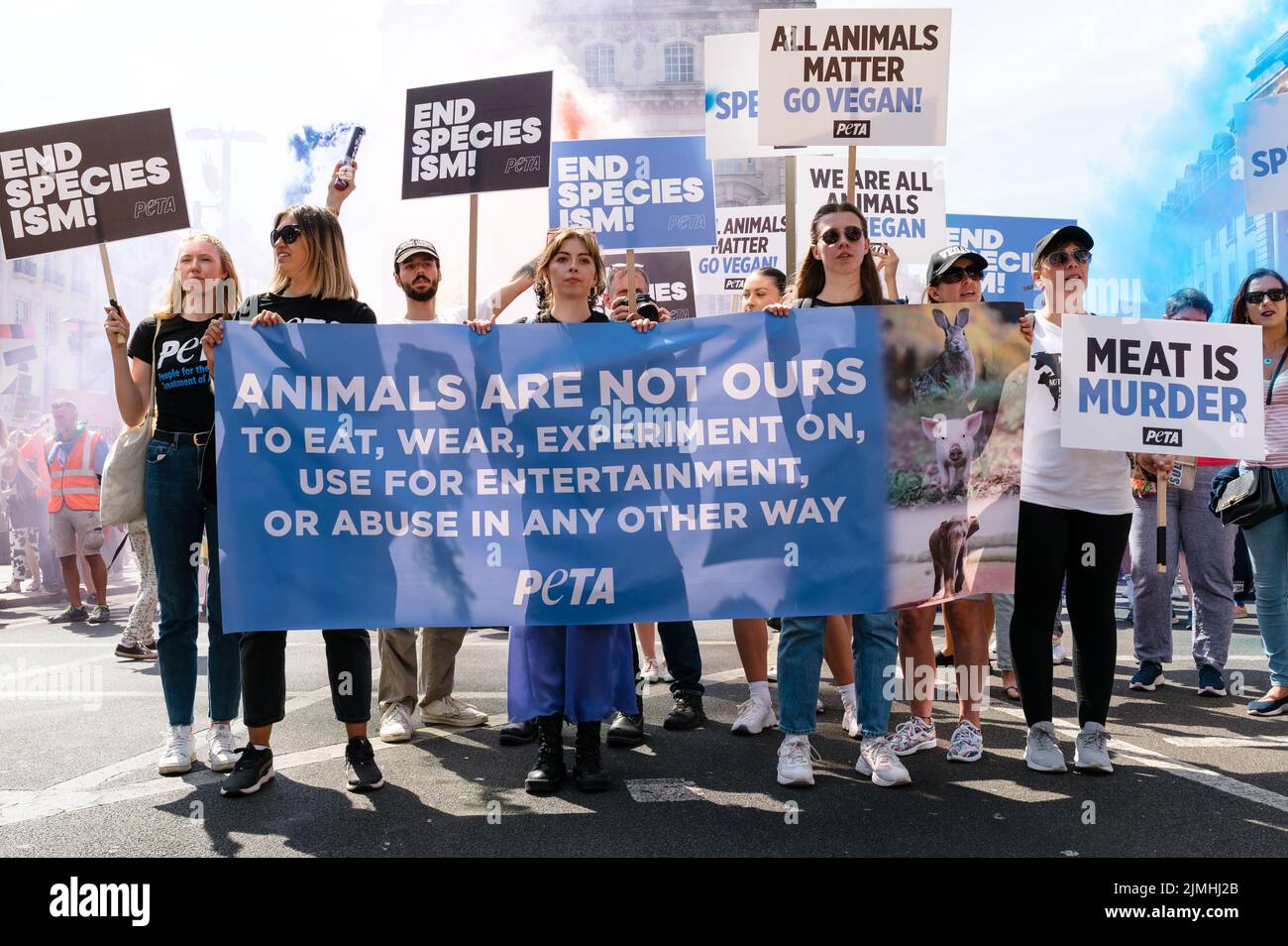 Londra, Regno Unito. 6 agosto 2022. Gli attivisti per i diritti degli animali marciano a Londra per la marcia dei diritti nazionali degli animali per chiedere giustizia agli animali e porre fine allo sfruttamento degli animali. La marcia è stata una collaborazione tra molti gruppi di attivisti come Animal Rebellion, Animal Freedom Movement, North London Hunt SABS, Animal Justice Project e Animal Save UK. Credit: Andrea Domeniconi/Alamy Live News Foto Stock