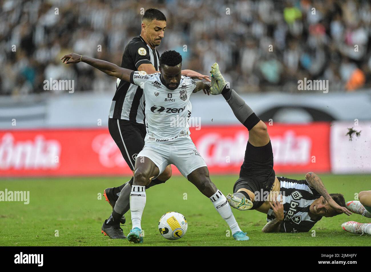 Rio de Janeiro, Brasile. 06th ago 2022. RJ - Rio de Janeiro - 08/06/2022 - BRASILIANO A 2022, BOTAFOGO X CEARA - Philipe Sampaio giocatore di Botafogo contesta con Mendoza giocatore di Ceara durante la partita allo stadio Engenhao per il campionato brasiliano A 2022. Foto: Thiago Ribeiro/AGIF/Sipa USA Credit: Sipa USA/Alamy Live News Foto Stock