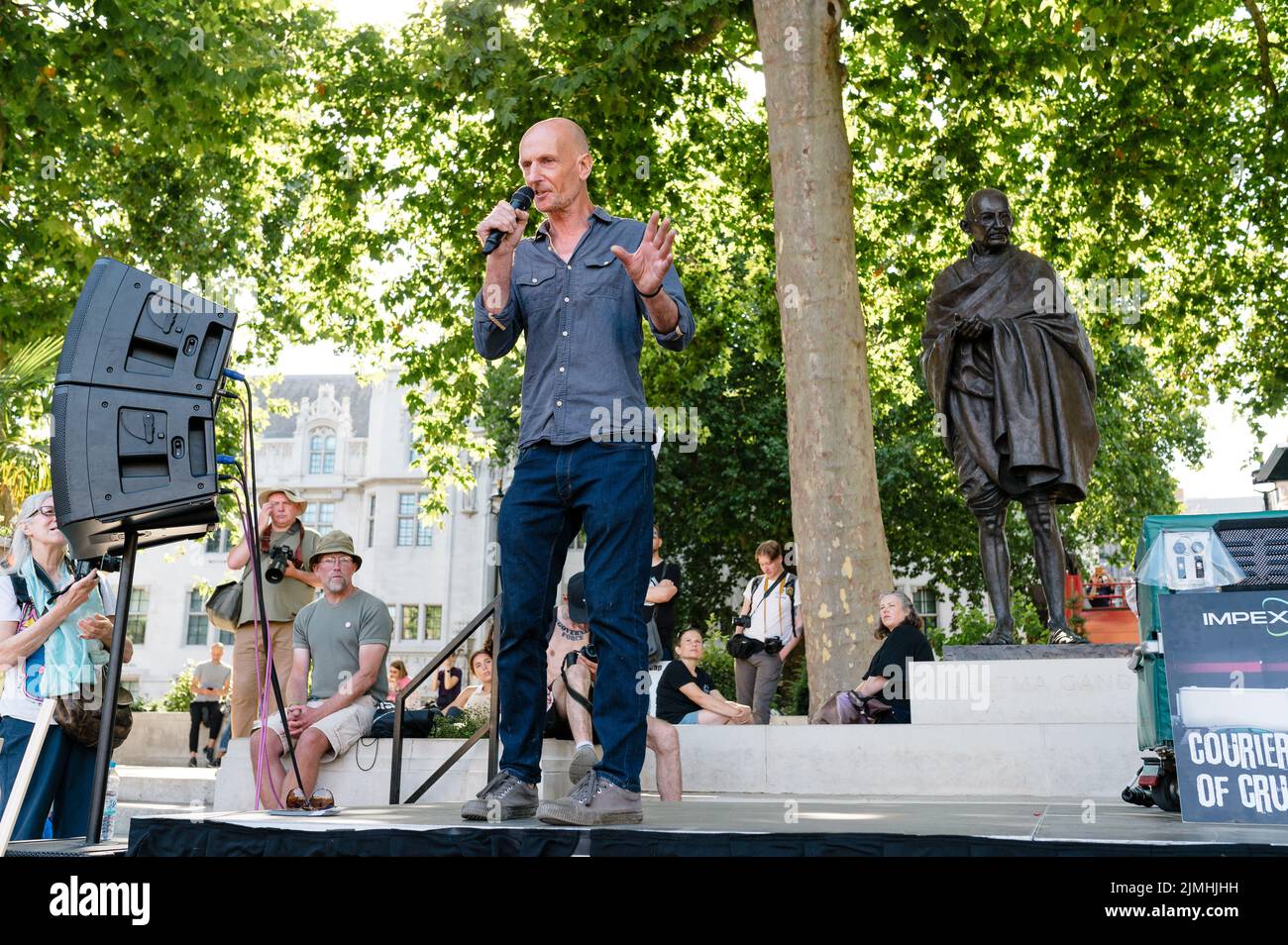 Londra, Regno Unito. 6 agosto 2022. Gli attivisti per i diritti degli animali marciano a Londra per la marcia dei diritti nazionali degli animali per chiedere giustizia agli animali e porre fine allo sfruttamento degli animali. La marcia è stata una collaborazione tra molti gruppi di attivisti come Animal Rebellion, Animal Freedom Movement, North London Hunt SABS, Animal Justice Project e Animal Save UK. Credit: Andrea Domeniconi/Alamy Live News Foto Stock