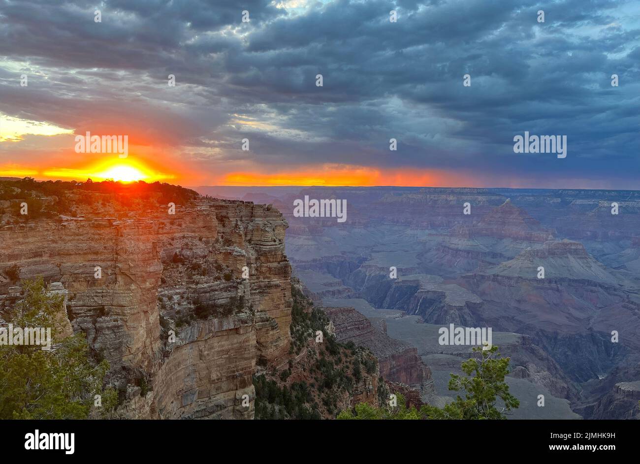 Tramonto sul South Rim Trail del Grand Canyon in Arizona, Stati Uniti Foto Stock