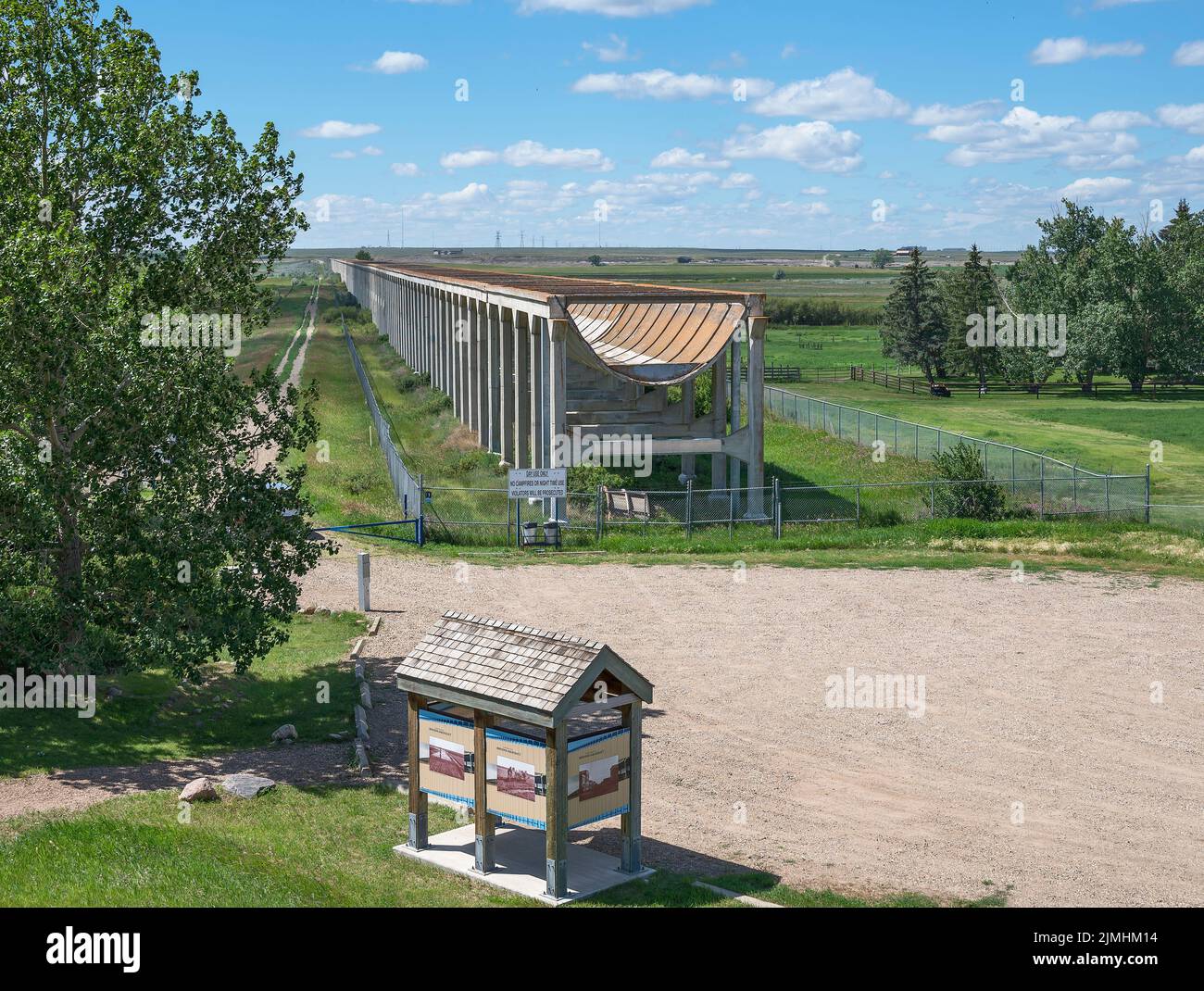 Brooks, Alberta, Canada – 05 agosto 2022: Panoramica del sito storico nazionale dell'acquedotto di Brooks utilizzato per l'irrigazione delle colture Foto Stock