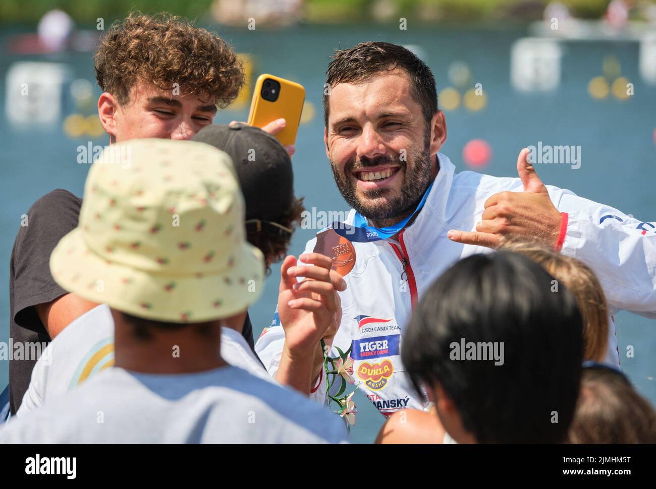 Dartmouth, Canada. Agosto 6th, 2022. Medaglie d'oro e campione del mondo Josef Dostal della Repubblica Ceca in posa con i tifosi alla sua cerimonia di medaglia nell'evento K1 Men 500m. I Campionati mondiali ICF Canoe Sprint e Paracanoe 2022 si svolgono sul lago Banook a Dartmouth (Halifax). Credit: Meanderingemu/Alamy Live News Foto Stock