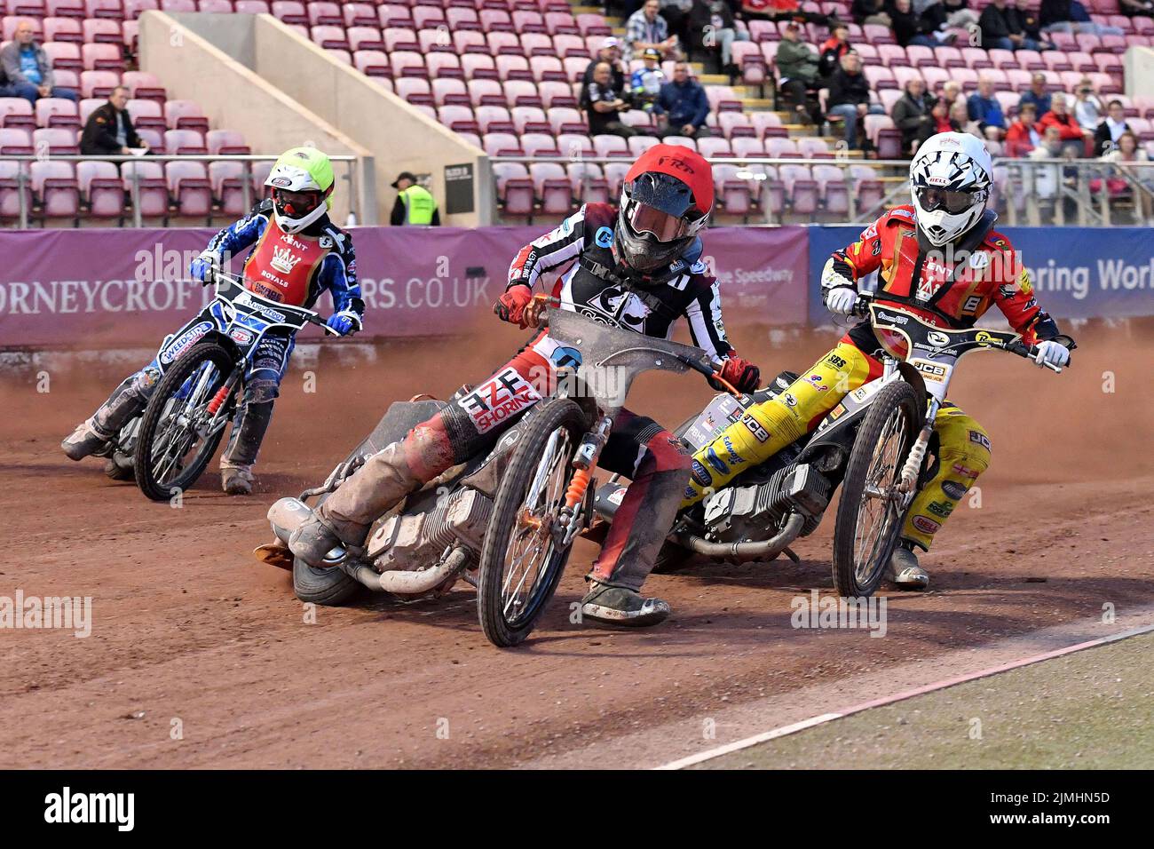 MANCHESTER, REGNO UNITO. AGOSTO 5th Jack Smith (Capitano) di Belle Vue 'Cool Running' Colts guida Dan Thompson (ospite) di Kent 'Iwade Garage' Royals e Greg Blair (ospite) di Kent 'Iwade Garage' Royals durante la partita della National Development League tra Belle Vue 'Cool Running' Aces e dei Kent 'Iwade Garage' Royals presso il National Speedway Stadium, Manchester, venerdì 5th agosto 2022. (Credit: Eddie Garvey | MI News) Credit: MI News & Sport /Alamy Live News Foto Stock