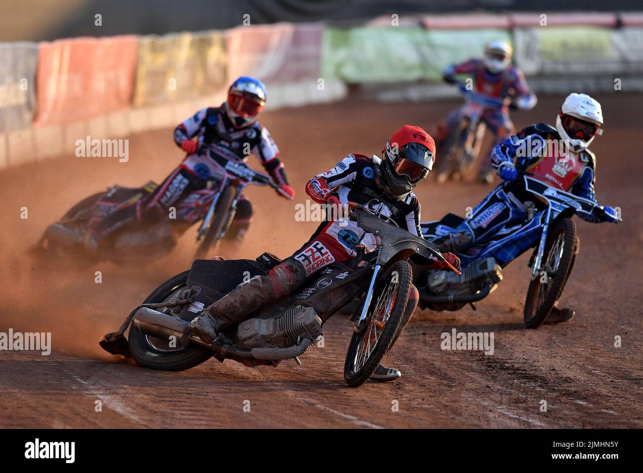 MANCHESTER, REGNO UNITO. AGOSTO 5th Jack Smith (Capitano) di Belle Vue 'Cool Running' Colts guida Greg Blair (ospite) dei reali di Kent 'Iwade Garage' e Sam Hagon (ospite) dei Colts di Belle Vue 'Cool Running' durante la partita della National Development League tra Belle Vue 'Cool Running' Aces e dei reali di Kent 'Iwade Garage' al National Speedway Stadium, Manchester venerdì 5th agosto 2022. (Credit: Eddie Garvey | MI News) Credit: MI News & Sport /Alamy Live News Foto Stock