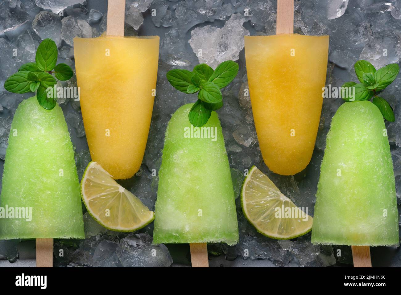 Popsicles fatti in casa con succo di lime, menta e ghiaccio d'arancia lolly Foto Stock