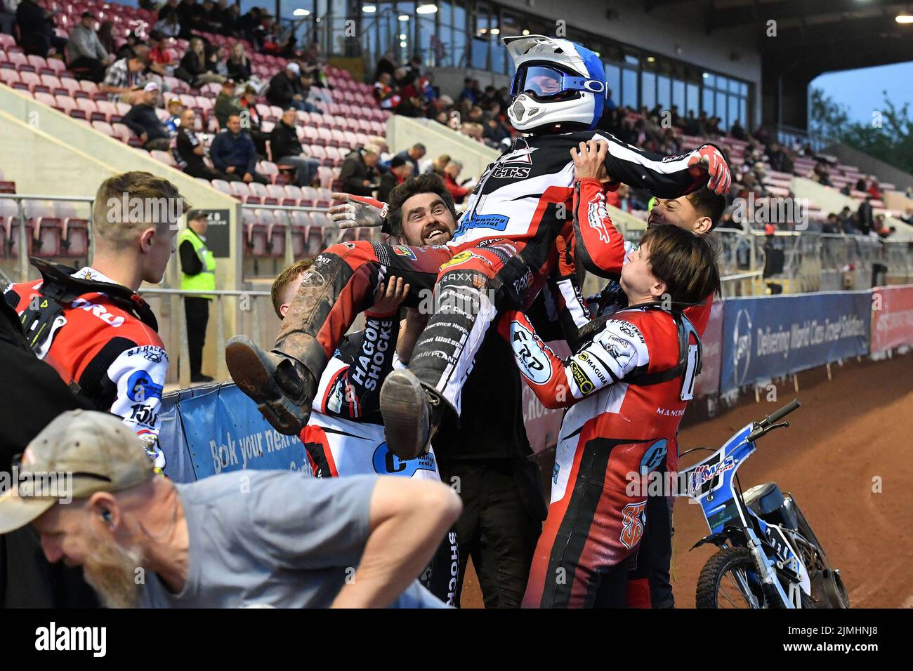 MANCHESTER, REGNO UNITO. AGOSTO 5th Archie Freeman (riserva) di Belle Vue 'Cool Running' Colts celebra il suo massimo durante la partita della National Development League tra Belle Vue 'Cool Running' Aces e dei Kent 'Iwade Garage' Royals al National Speedway Stadium di Manchester venerdì 5th agosto 2022. (Credit: Eddie Garvey | MI News) Credit: MI News & Sport /Alamy Live News Foto Stock