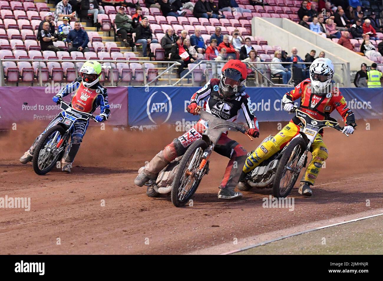 MANCHESTER, REGNO UNITO. AGOSTO 5th Jack Smith (Capitano) di Belle Vue 'Cool Running' Colts guida Greg Blair (ospite) dei reali di Kent 'Iwade Garage' e Dan Thompson (ospite) dei reali di Kent 'Iwade Garage' durante la partita della National Development League tra i reali di Belle Vue 'Cool Running' Aces e di Kent 'Iwade Garage' al National Speedway Stadium, Manchester, venerdì 5th agosto 2022. (Credit: Eddie Garvey | MI News) Credit: MI News & Sport /Alamy Live News Foto Stock