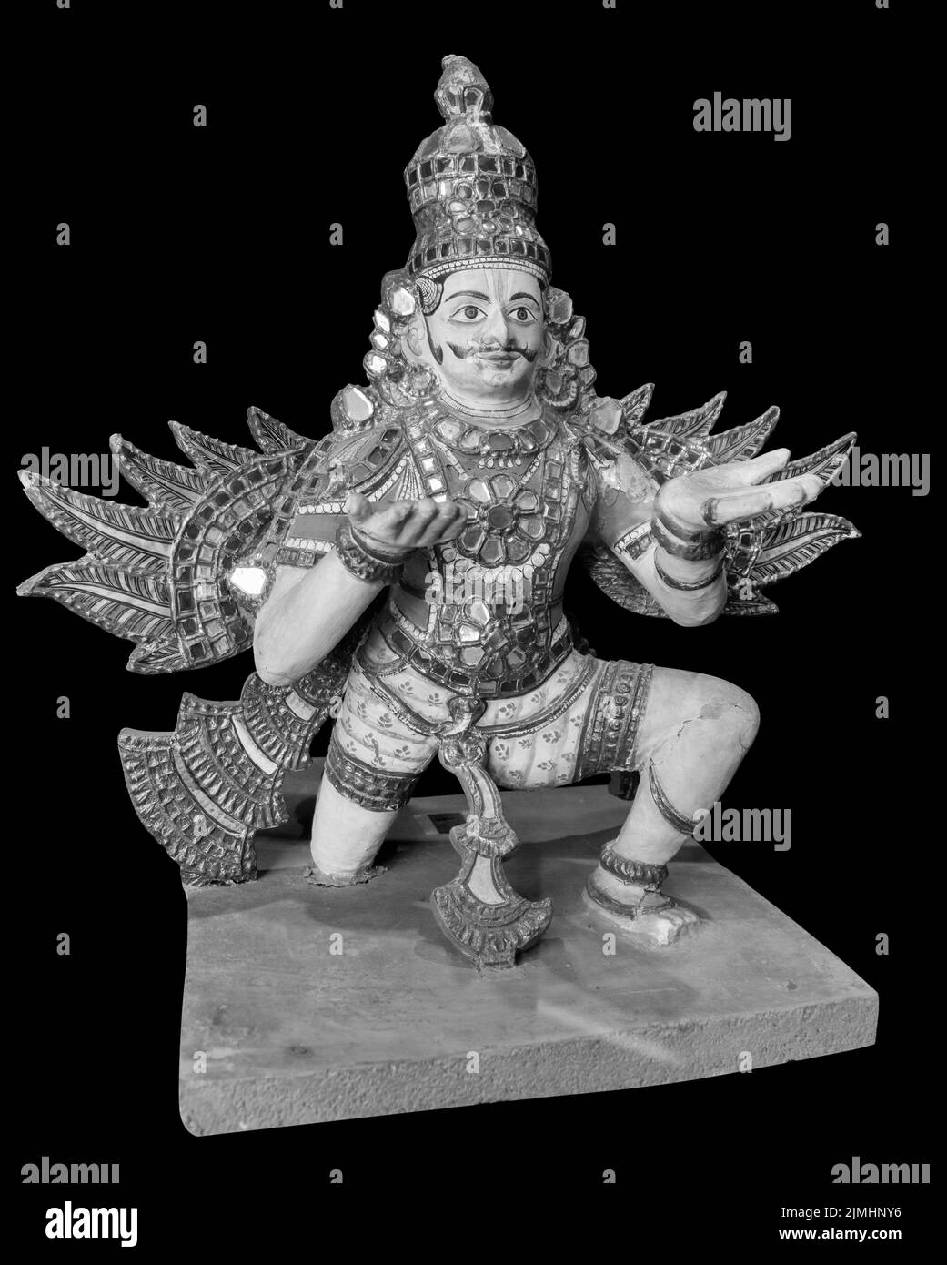 Statua antica Garuda isolata su sfondo nero con sentiero di taglio. Leggendario uccello o creatura tipo uccello in indù, buddista A. Foto Stock