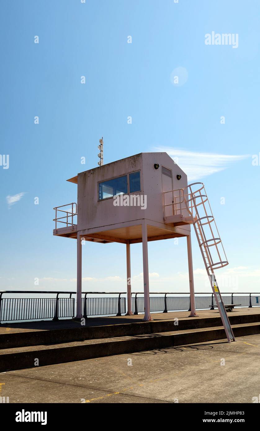 Il Rifugio Rosa. Originariamente posto di osservazione per le corse in barca ecc Cardiff Barrage viste. Agosto 2022. Estate Foto Stock