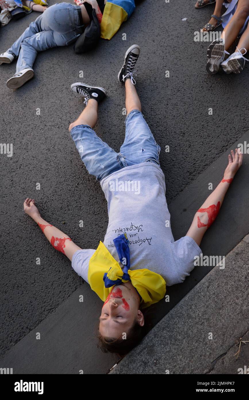 Marzo a sostegno dell'Ucraina tra ' Place de la République ' e 'la Bastille' sono presenti un centinaio di dimostranti, tra cui diversi bambini Foto Stock