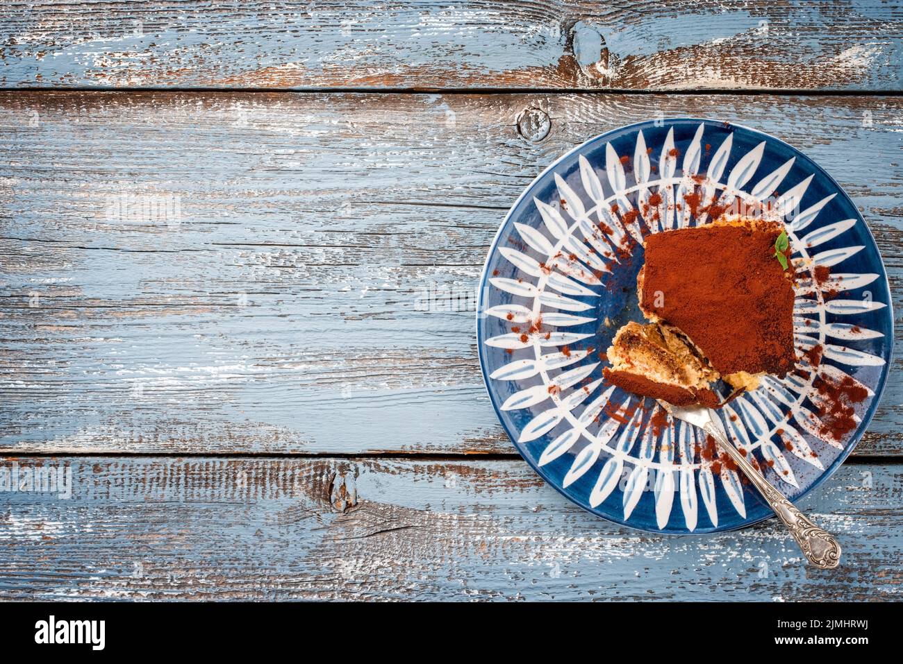 Tiramisù tradizionale italiano come vista dall'alto sul piatto con spazio per la copia a sinistra Foto Stock