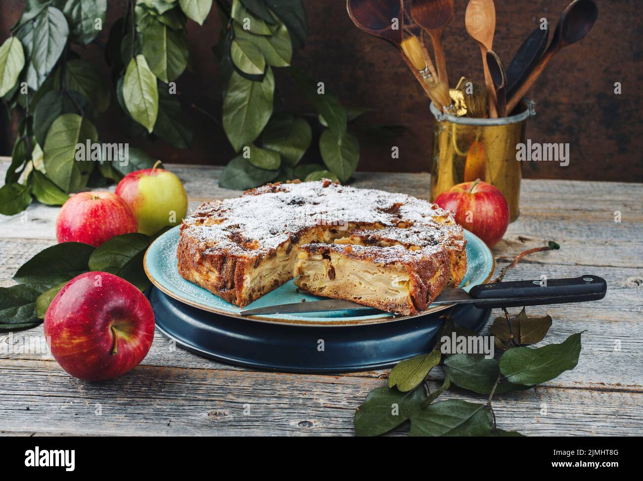 Torta di mele tradizionale siciliana torta di mela cremosa con zucchero a velo servita da vicino su un piatto di design Foto Stock