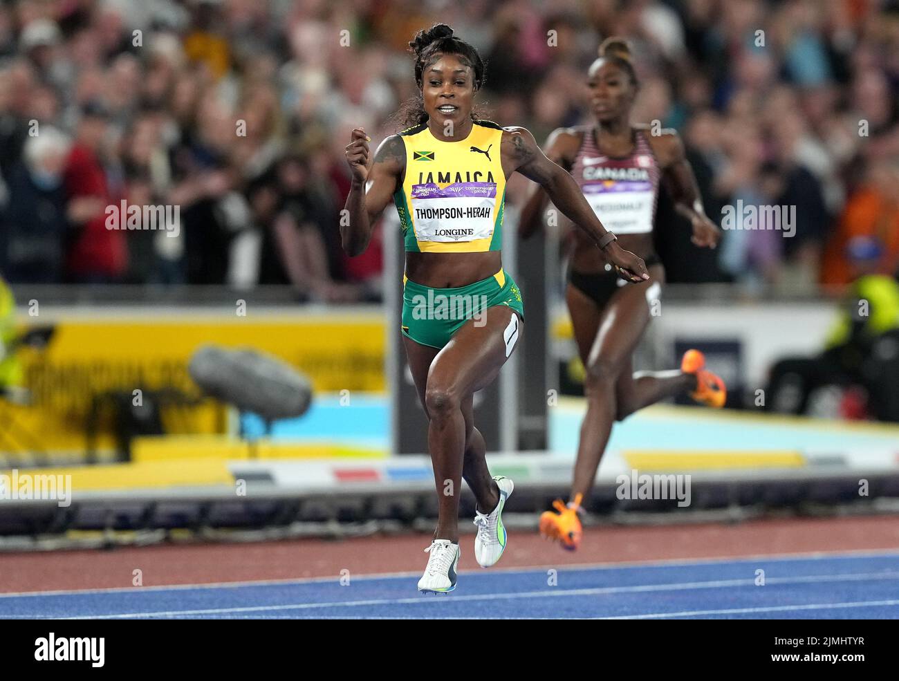 Elaine Thompson-Herah della Giamaica vince l'oro nella finale femminile del 200m all'Alexander Stadium il giorno nove dei Giochi del Commonwealth 2022 a Birmingham. Data foto: Sabato 6 agosto 2022. Foto Stock