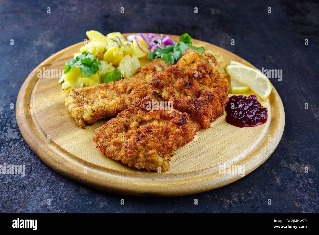 Tradizionale schnitzel fritto con insalata di patate Foto Stock