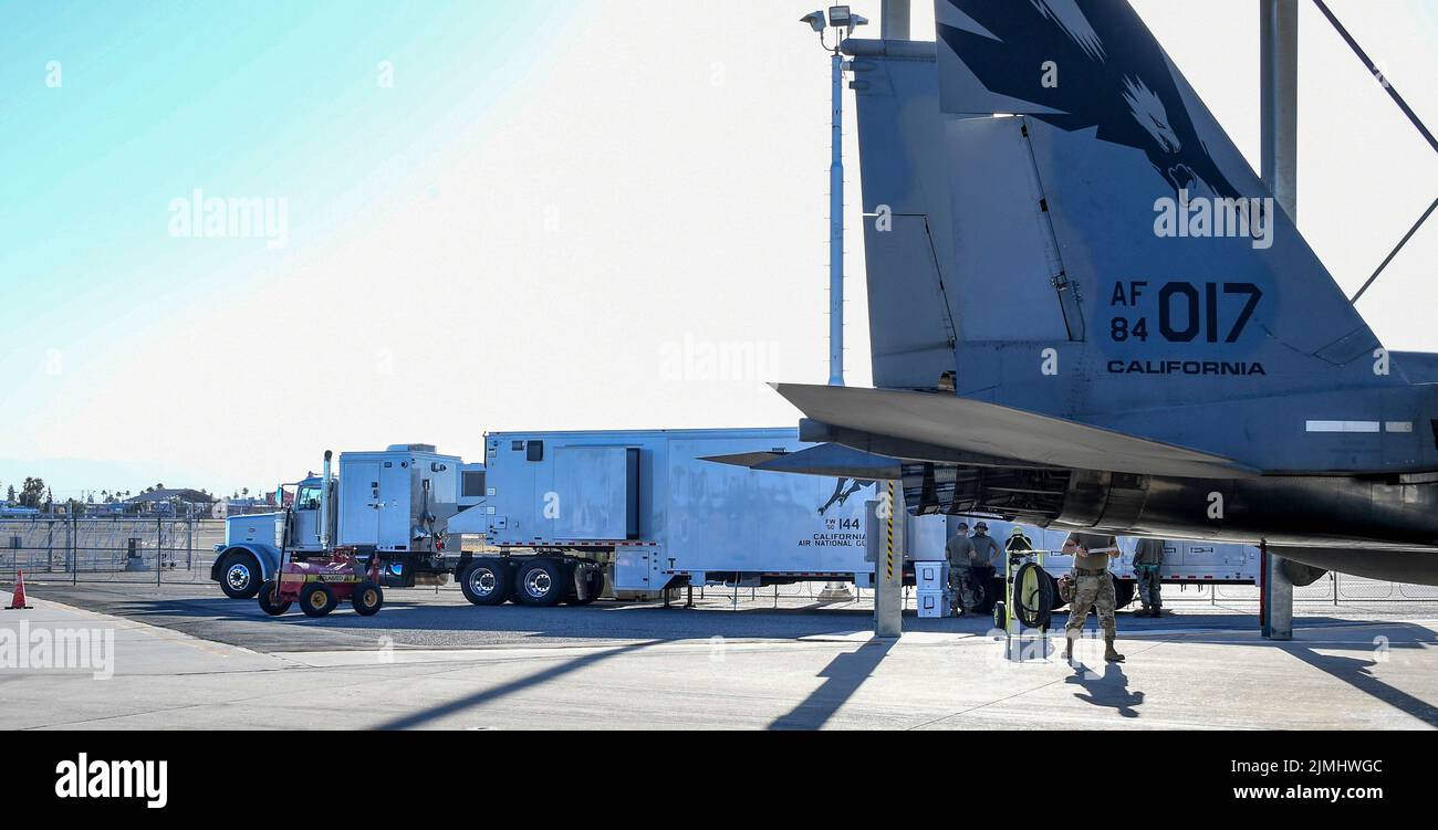 Airman della 144th Fighter Wing simula un'implementazione con il prototipo del rimorchio ACE alla Fresno Air National Guard, California, 25 giugno 2022. (STATI UNITI Foto della Guardia Nazionale aerea di Tech. SGT. Christian Jadot) Foto Stock