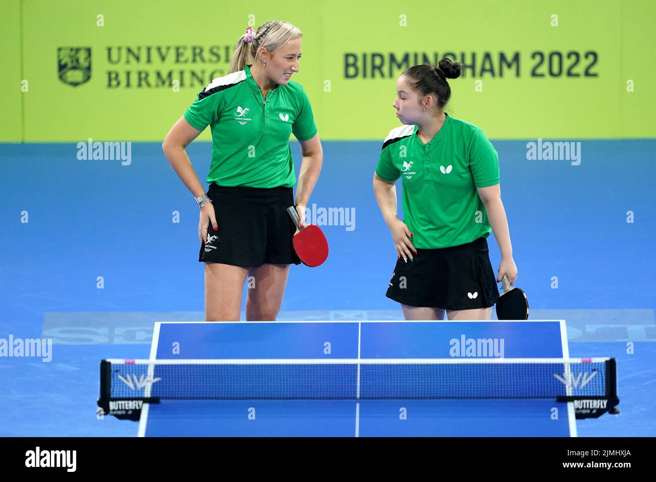 Charlotte Carey e Anna Hursey del Galles in azione durante la loro partita contro la Manika Batra dell'India e Parag Diya Chitale durante il Ping-pong Women's Doubles - Quarter-Final 1 matchat il NEC il giorno nove dei Giochi del Commonwealth 2022 a Birmingham. Data foto: Sabato 6 agosto 2022. Foto Stock