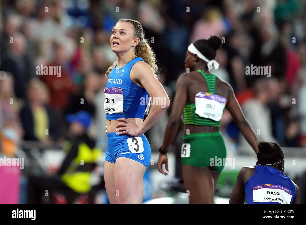 Scozia's Beth Dobbin (a sinistra) alla fine della finale delle Donne del 200m all'Alexander Stadium il giorno nove dei Giochi del Commonwealth 2022 a Birmingham. Data foto: Sabato 6 agosto 2022. Foto Stock