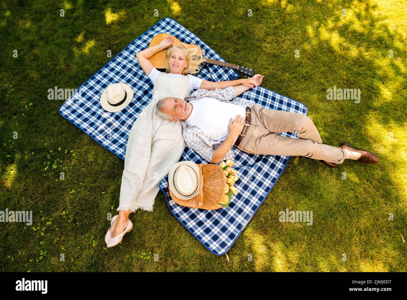 Coppia anziana ad alto angolo rilassante Foto Stock
