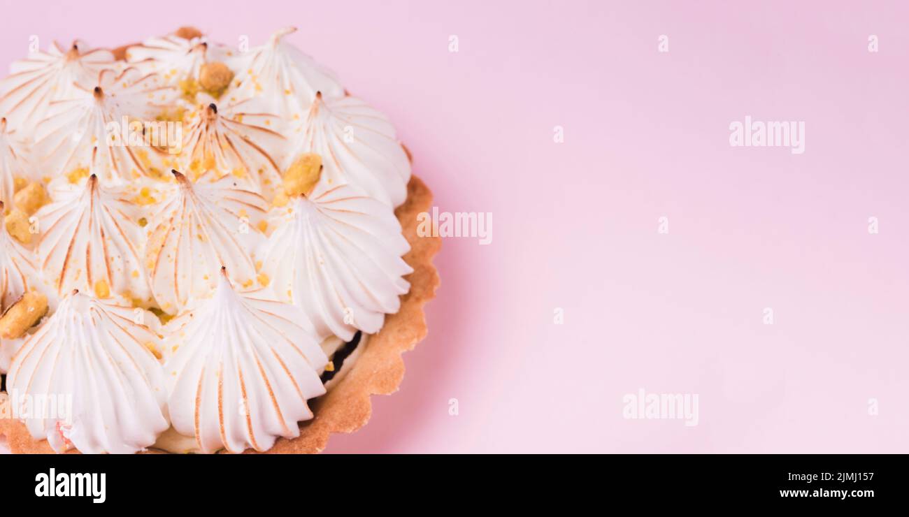 Primo piano con crostata di limone e sfondo rosa meringa italiana Foto Stock