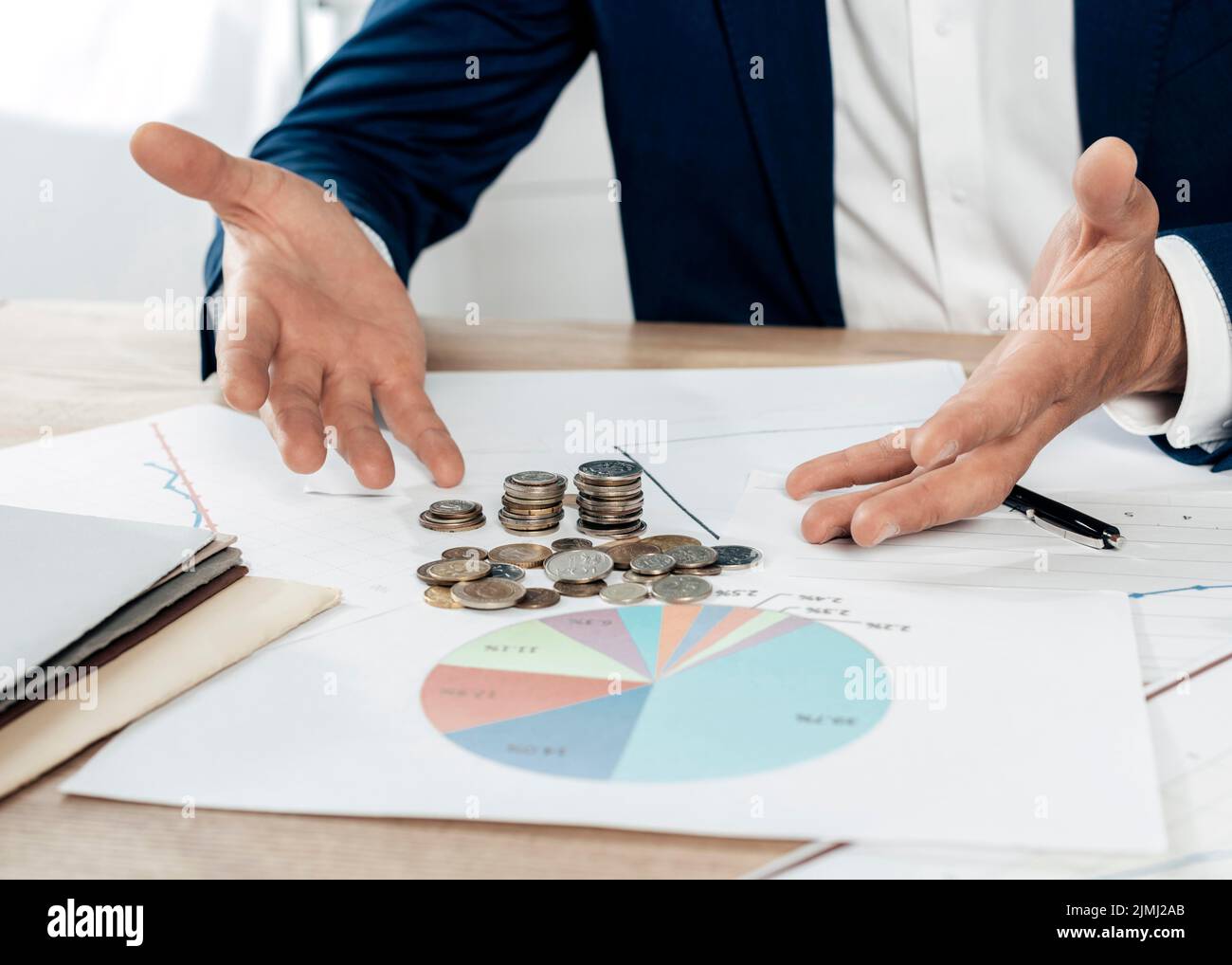 Primo piano uomo con le statistiche monete Foto Stock