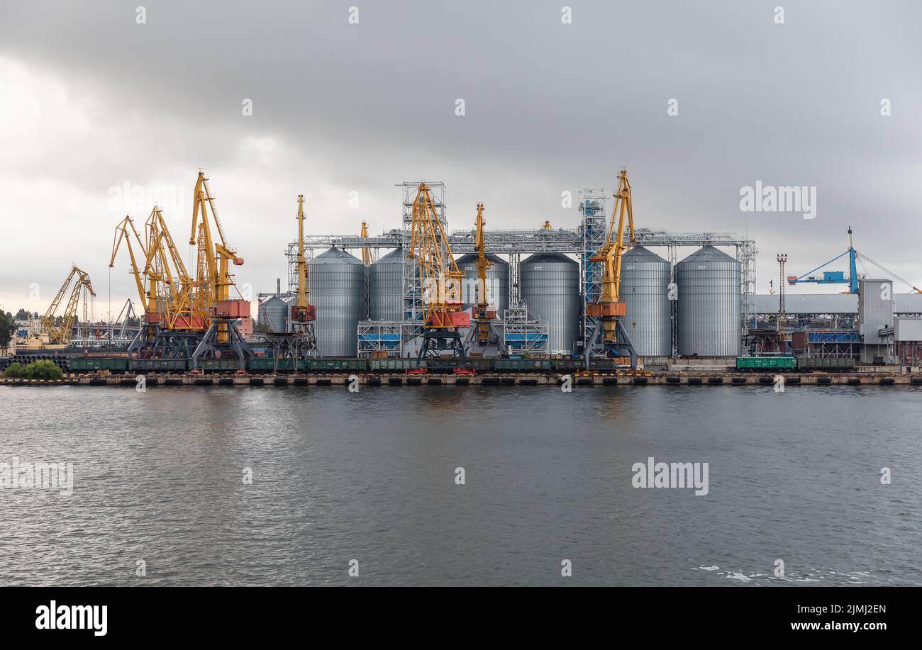 Immagazzini di grano visto al porto commerciale industriale marino a Odessa. Per la prima volta dall'inizio della guerra russa di aggressione contro l'Ucraina, una nave che trasporta grano ha lasciato il porto di Odessa. Questo dovrebbe rendere milioni di tonnellate di grano disponibile di nuovo per il mercato mondiale. Prima della guerra di aggressione russa, l'Ucraina era uno dei più importanti esportatori di grano al mondo. Per loro, sono in gioco miliardi di entrate derivanti dalla vendita di grano e mais, tra le altre materie prime. Foto Stock