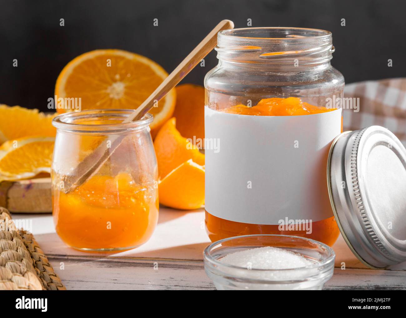 Vista frontale vaso trasparente con inceppamento arancione Foto Stock