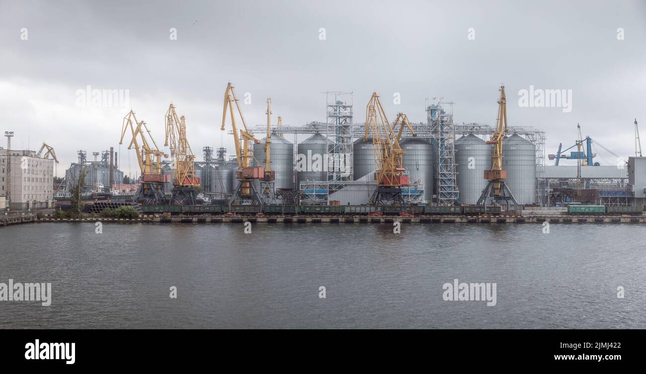 Immagazzini di grano visto al porto commerciale industriale marino a Odessa. Per la prima volta dall'inizio della guerra russa di aggressione contro l'Ucraina, una nave che trasporta grano ha lasciato il porto di Odessa. Questo dovrebbe rendere milioni di tonnellate di grano disponibile di nuovo per il mercato mondiale. Prima della guerra di aggressione russa, l'Ucraina era uno dei più importanti esportatori di grano al mondo. Per loro, sono in gioco miliardi di entrate derivanti dalla vendita di grano e mais, tra le altre materie prime. (Foto di Mykhaylo Palinchak/SOPA Images/Sipa USA) Foto Stock