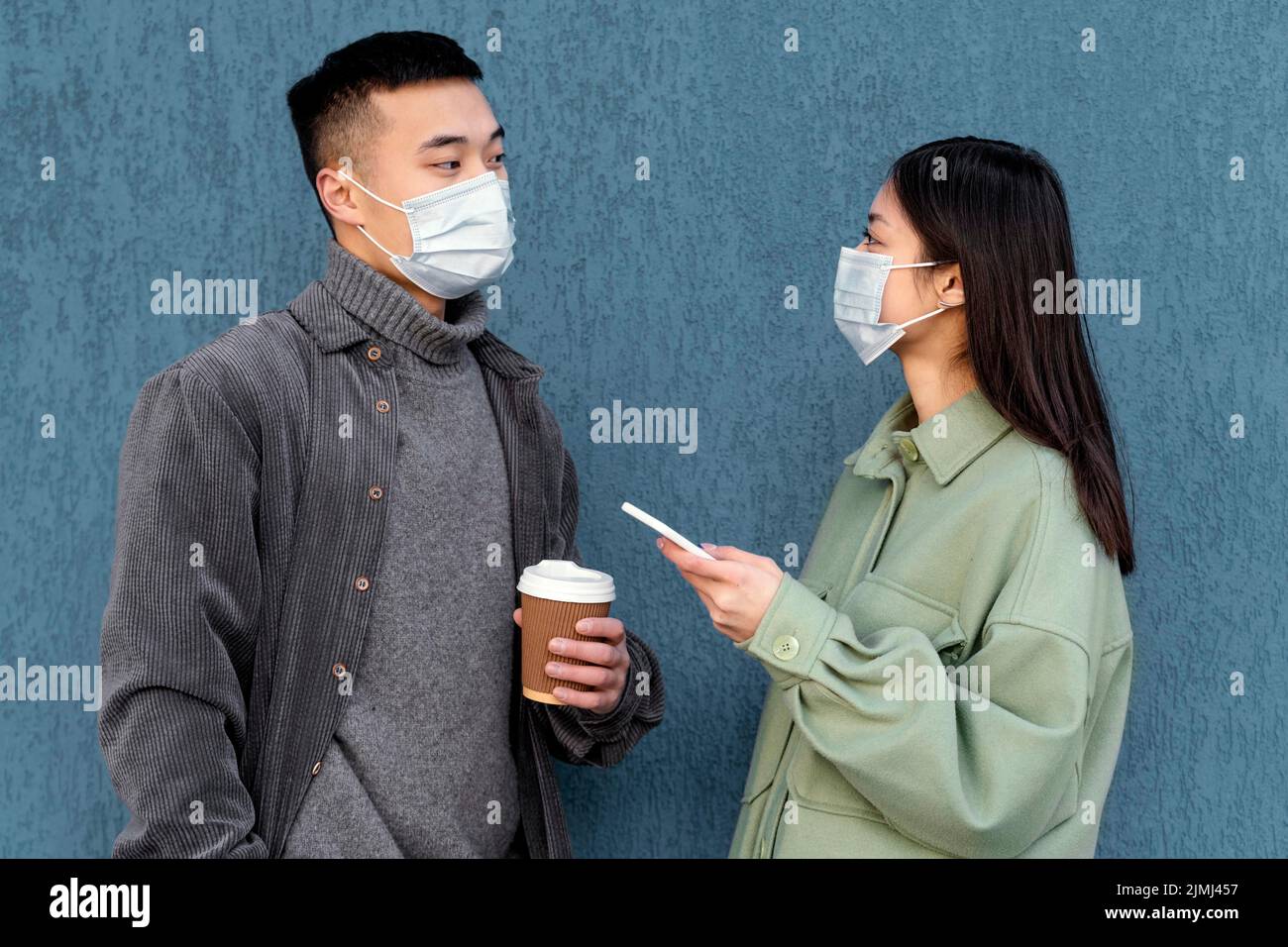 Giovane coppia giapponese con maschera Foto Stock