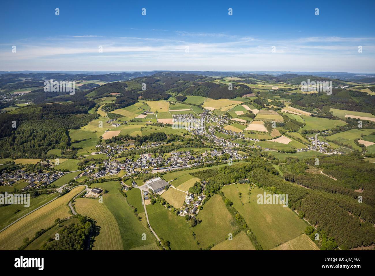 Vista aerea, vista sul villaggio di Wenholthausen, chiesa cattolica di San Cäcilia, hotel Haus Hochstein, Eslohe, Sauerland, Renania settentrionale-Vestfalia, Germania, DE, UE Foto Stock