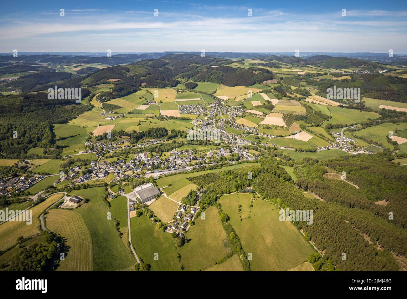 Vista aerea, vista sul villaggio di Wenholthausen, chiesa cattolica di San Cäcilia, hotel Haus Hochstein, Eslohe, Sauerland, Renania settentrionale-Vestfalia, Germania, DE, UE Foto Stock