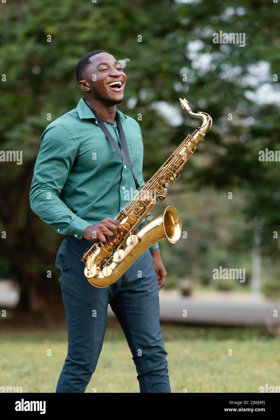 Uomo afro-americano che suona strumento internazionale jazz day Foto Stock