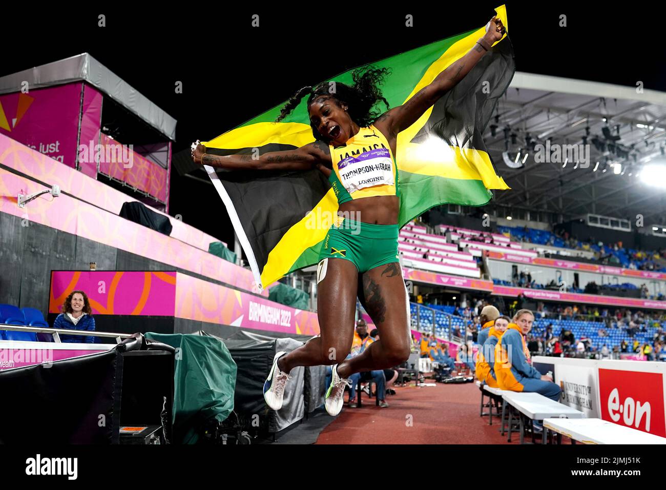 Elaine Thompson-Herah della Giamaica celebra la vittoria dell'oro nella finale femminile del 200m all'Alexander Stadium il giorno nove dei Giochi del Commonwealth 2022 a Birmingham. Data foto: Sabato 6 agosto 2022. Foto Stock