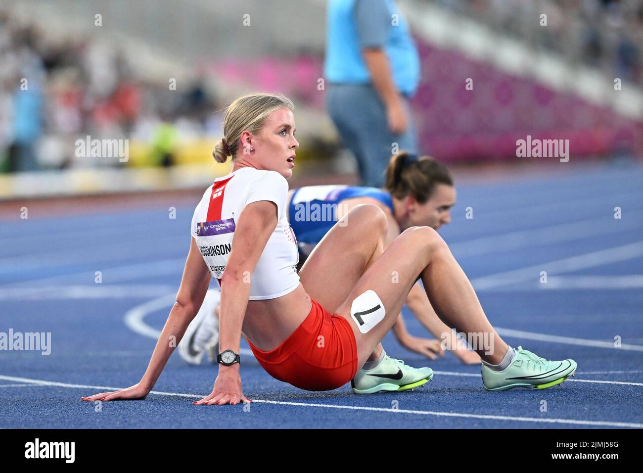 BIRMINGHAM, REGNO UNITO. AGOSTO 6th Keely Hodgkinson d'Inghilterra arriva secondo nella finale 800m. In terzo luogo è Laura Muir di Scozia durante l'atletica allo stadio Alexander a Perry Barr ai Giochi del Commonwealth di Birmingham 2022 il sabato 6th agosto 2022. (Credit: Pat Scaasi | MI News) Credit: MI News & Sport /Alamy Live News Foto Stock