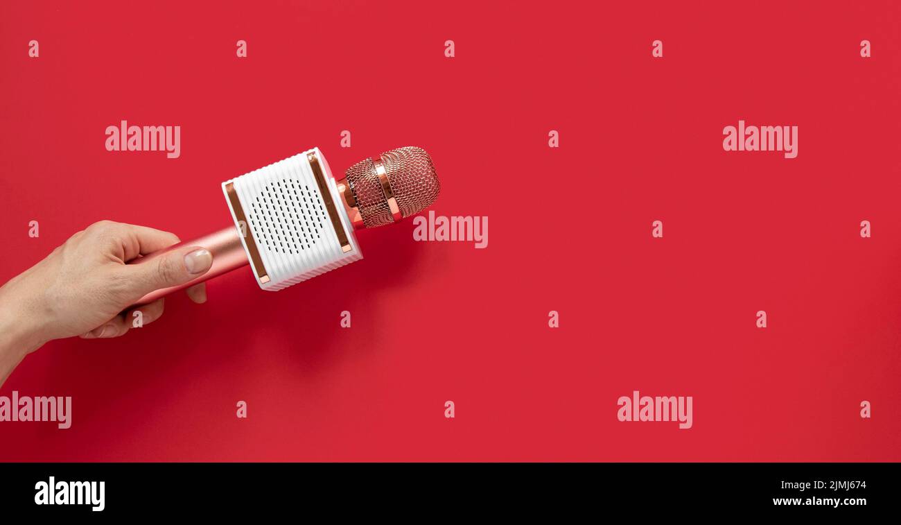 Chiudere la mano tenendo il microfono Foto Stock