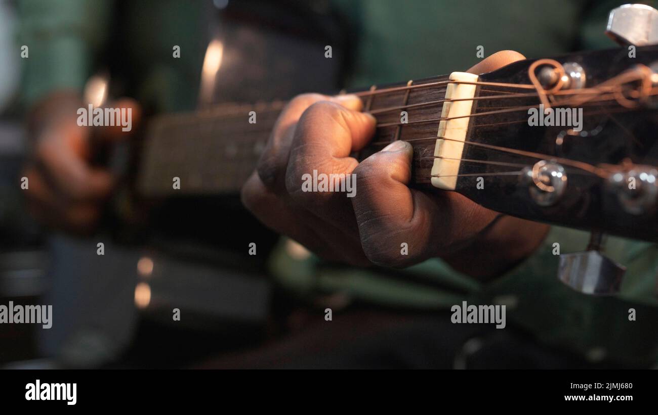 Uomo che suona musica internazionale jazz day Foto Stock