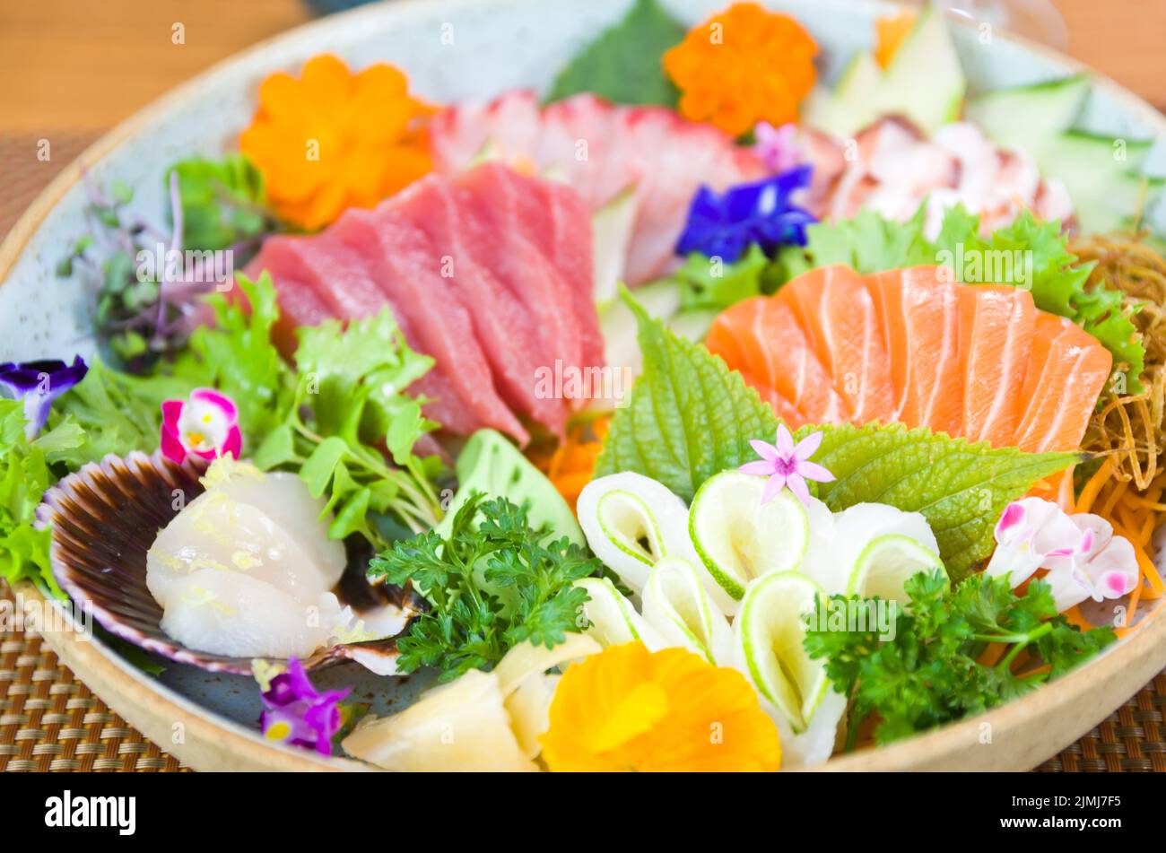 Piatto decorato con diversi sapori di sushi elegante. Foto Stock