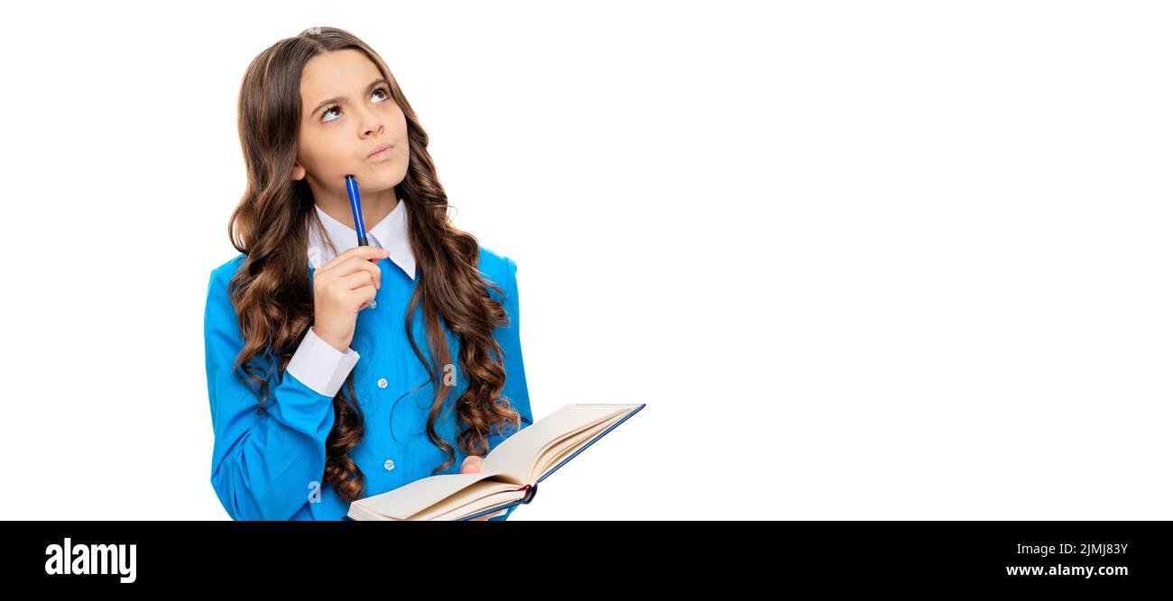 Pensare capretto risolvere problema matematico tenendo libro di scuola isolato su bianco. Ritratto di studentessa scolastica, intestazione banner studio. Faccia del bambino della scuola Foto Stock