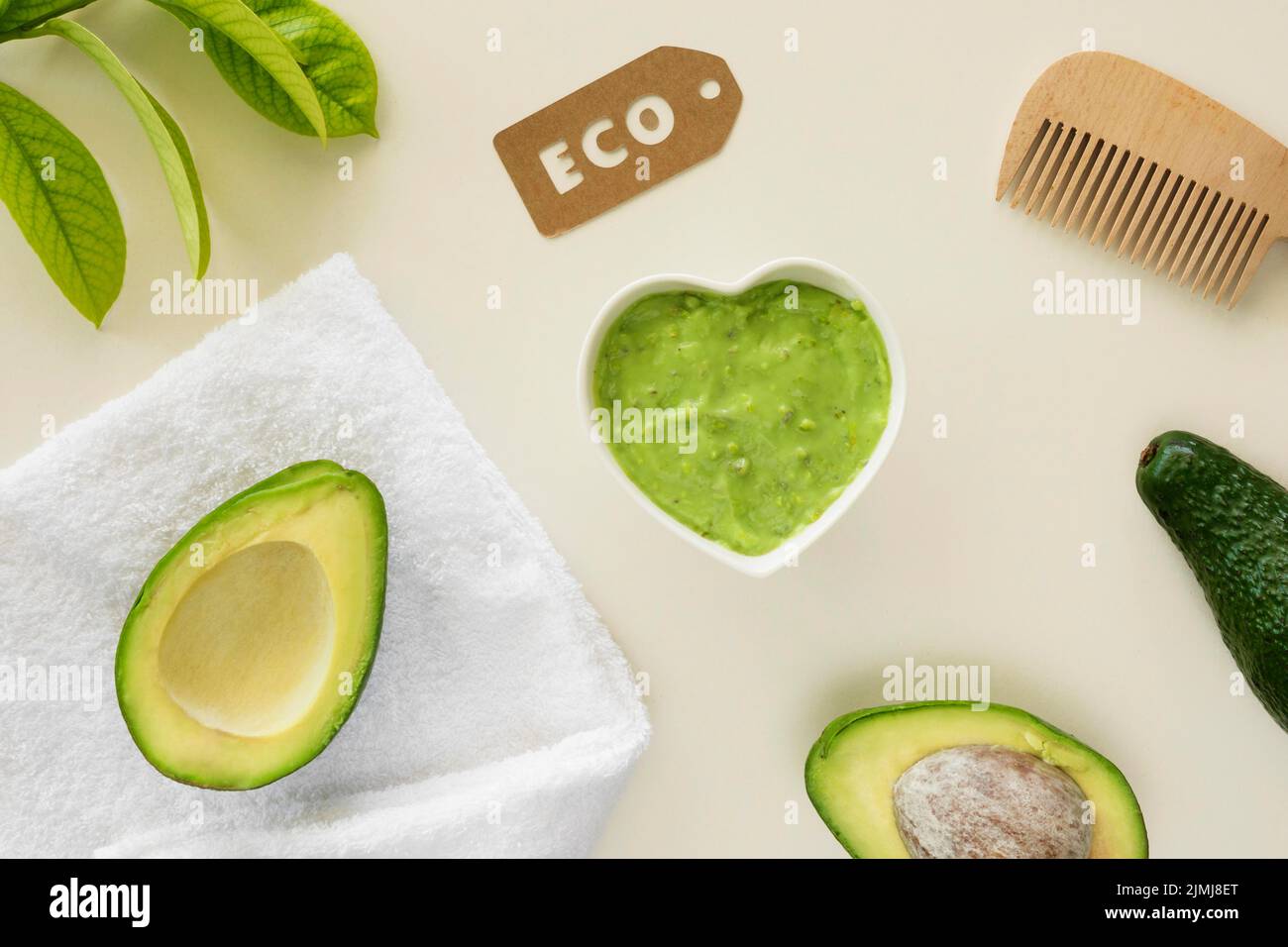 Concetto di trattamento spa con crema avocado eco Foto Stock