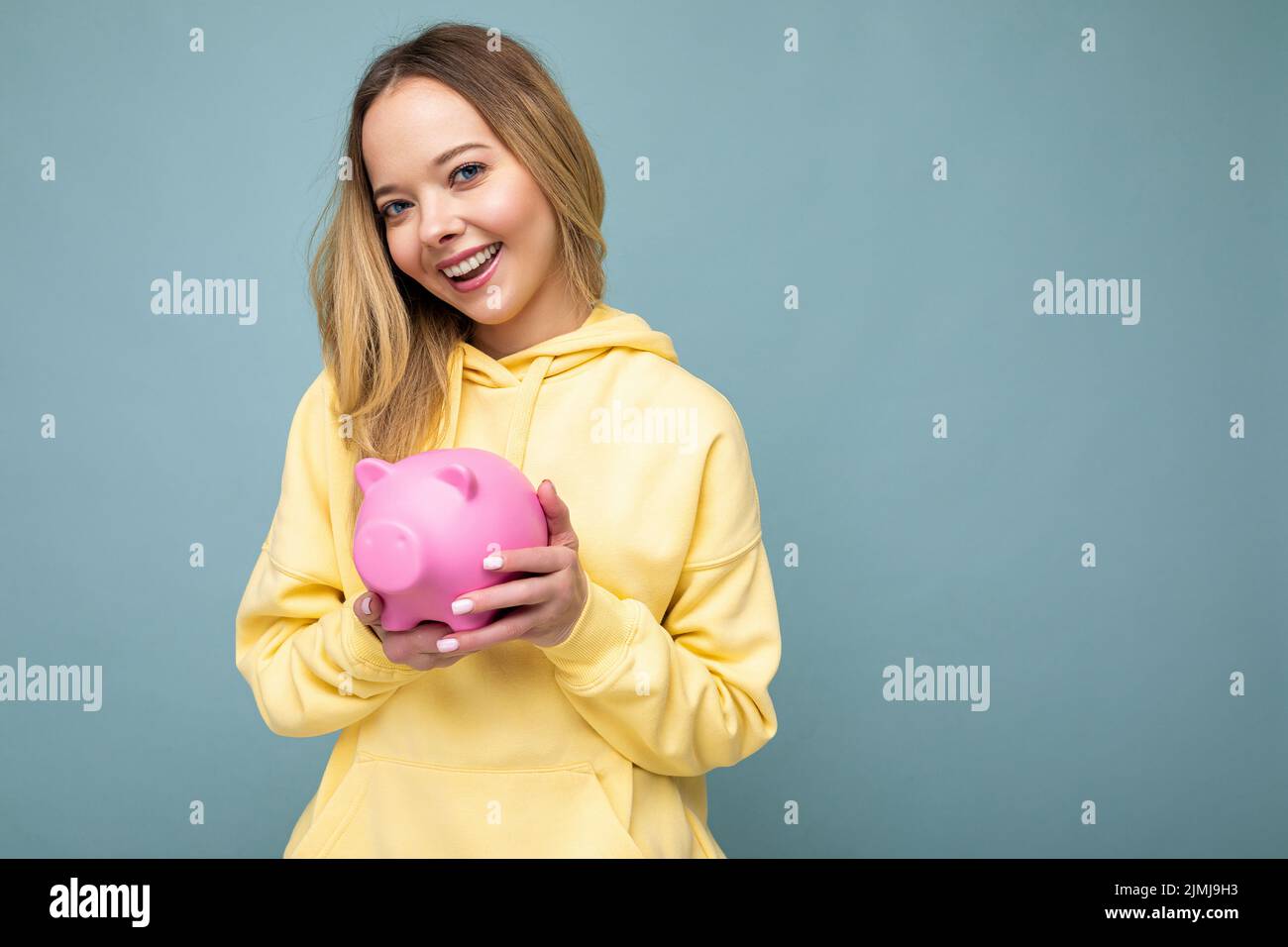 Ritratto foto di felice positivo sorridente giovane bella bella bella bella bella bella bionda con emozioni sincere indossando elegante giallo ho Foto Stock