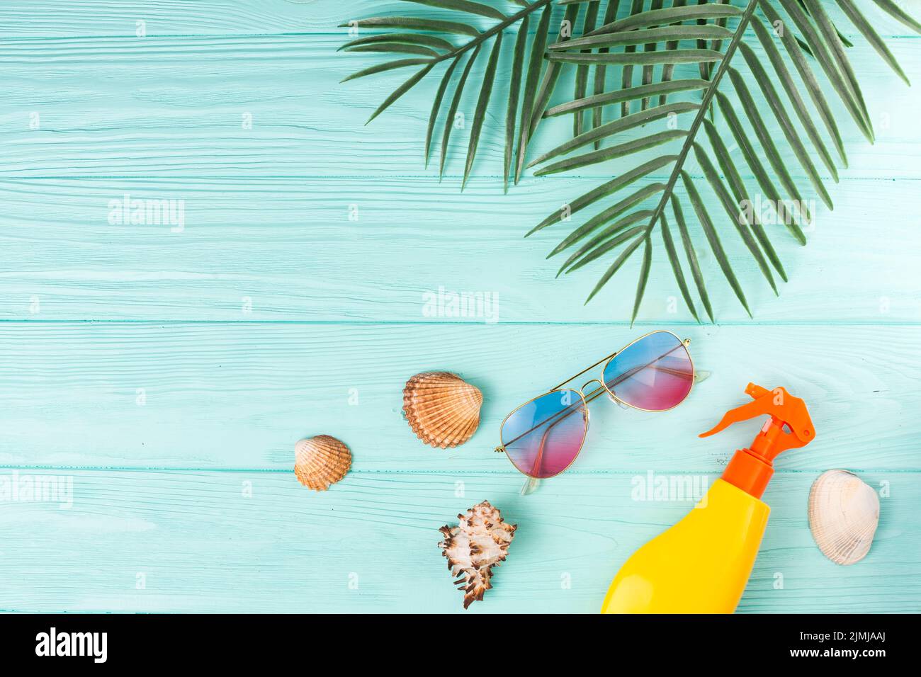 Foglie tropicali con composizione accessori da spiaggia Foto Stock