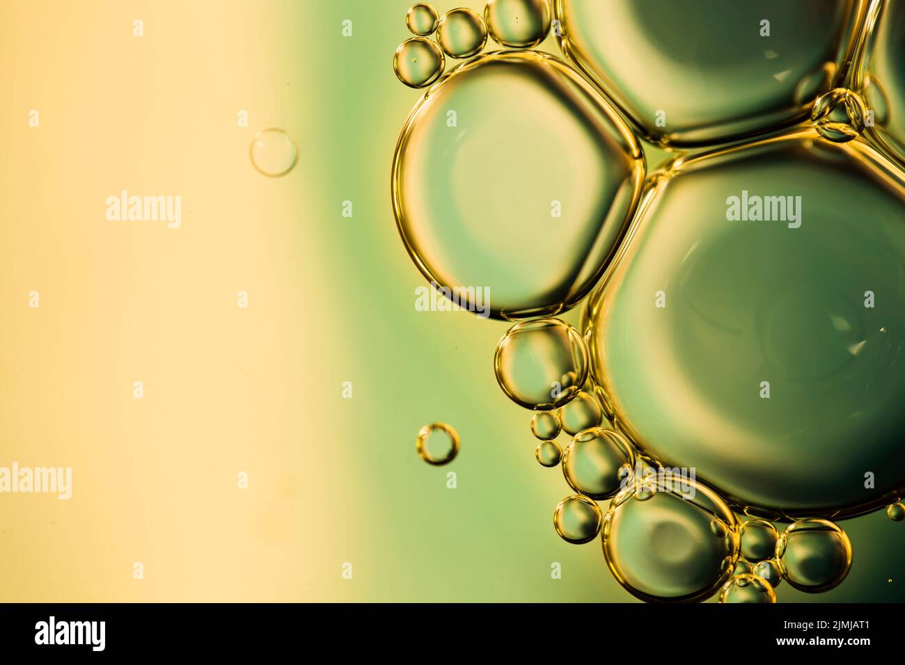 Primo piano bolle oleose gocce colorato sfondo acquoso Foto Stock