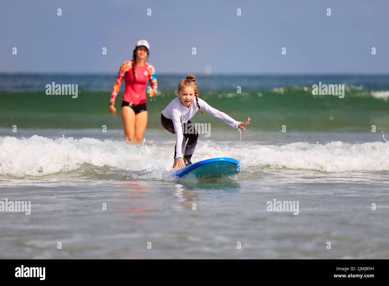lezioni di surf per bambini Foto Stock