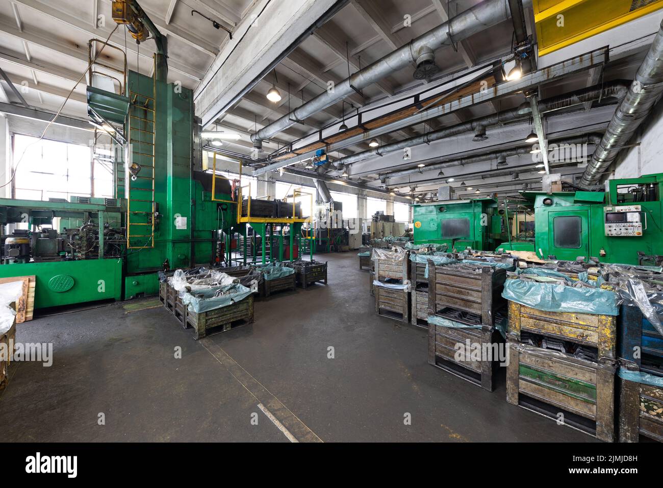 Foto della moderna officina di produzione automobilistica automatica. L'interno di un grande edificio industriale di fabbrica con acciaio con Foto Stock