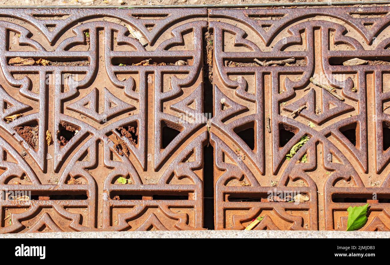 Primo piano sistema di drenaggio delle grate di ferro per drenare l'acqua piovana in Slovacchia. Foto Stock