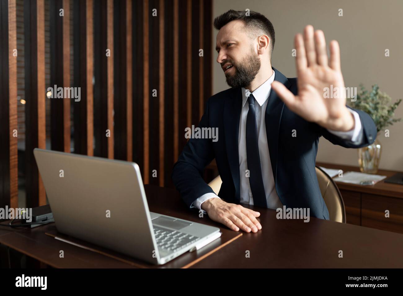 Concetto di cultura di cancellazione, l'uomo d'affari rifiuta di lavorare con un'altra azienda, cultura di call-out Foto Stock