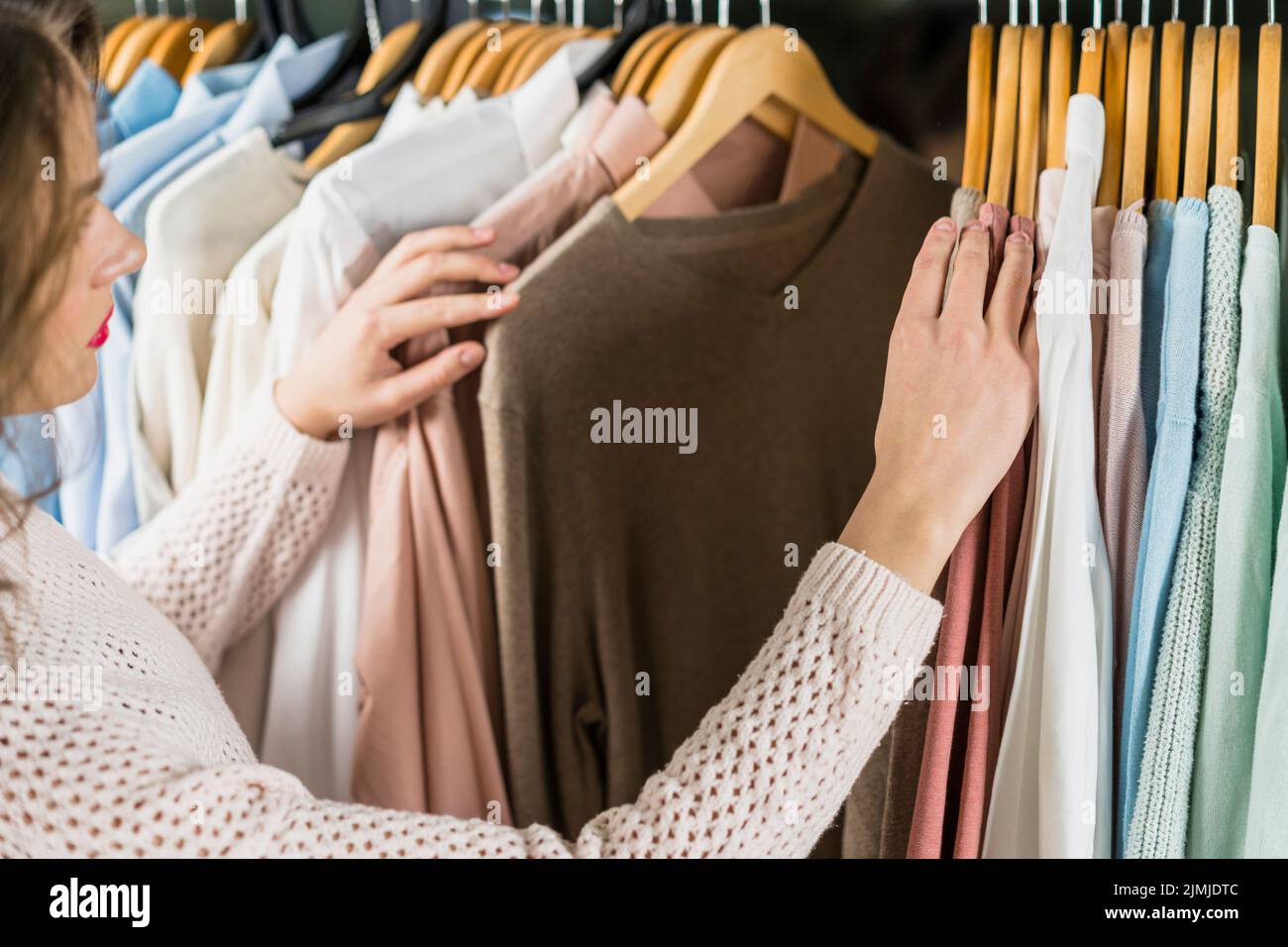 Donna scelta vestito durante shopping abbigliamento abbigliamento Foto Stock