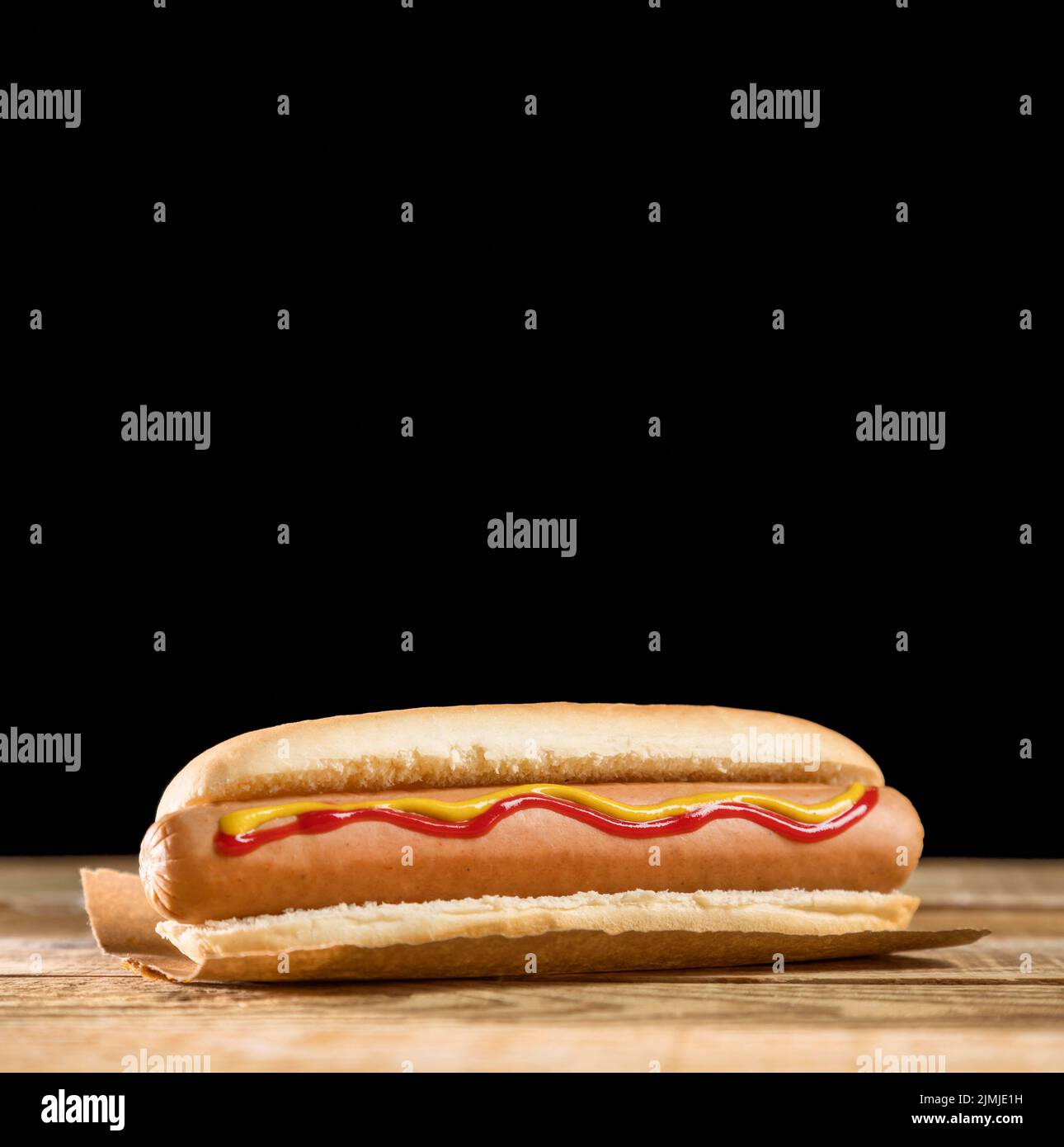 Vista frontale hot dog sfondo nero copia spazio Foto Stock