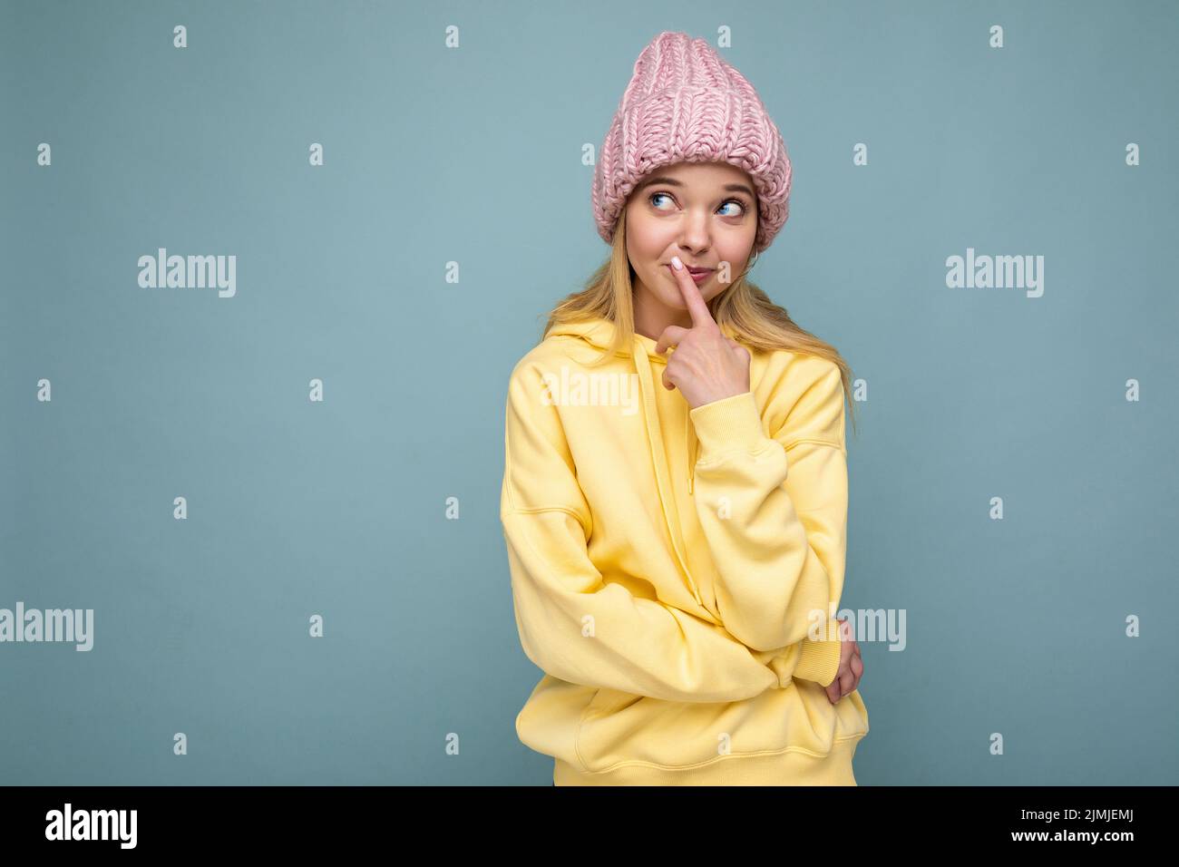 Bella positiva felice giovane donna bionda isolata sopra parete di sfondo colorato indossando casual elegante vestiti sensazione da allora Foto Stock